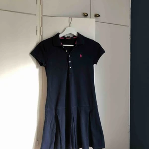  - Marinblå pikéklänning. Fint skick.