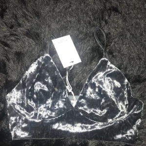 All eyes on u 🤩 - •En jätte söt topp i velvet från Bikbok, som aldrig kommit till användning.                                                 •I strl XS.                                                                  •Frakt ingår.