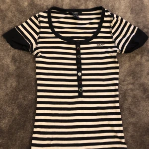 Snygg T-shirt från Gant - En snygg T-shirt från Gant! Den sitter väldigt bra, storlek xxs. Betalas via swish, priset är inklusive frakt!😊