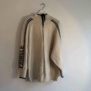  - Fint skick fast lite nopprig, kan ta bort innan överlämning. Insåg att jag inte är G nog att bära den.   Obs! Stor-rensar och säljer massor BILLIGT. Allt är 3 för 2. Enkel/snabb affär prioriteras.