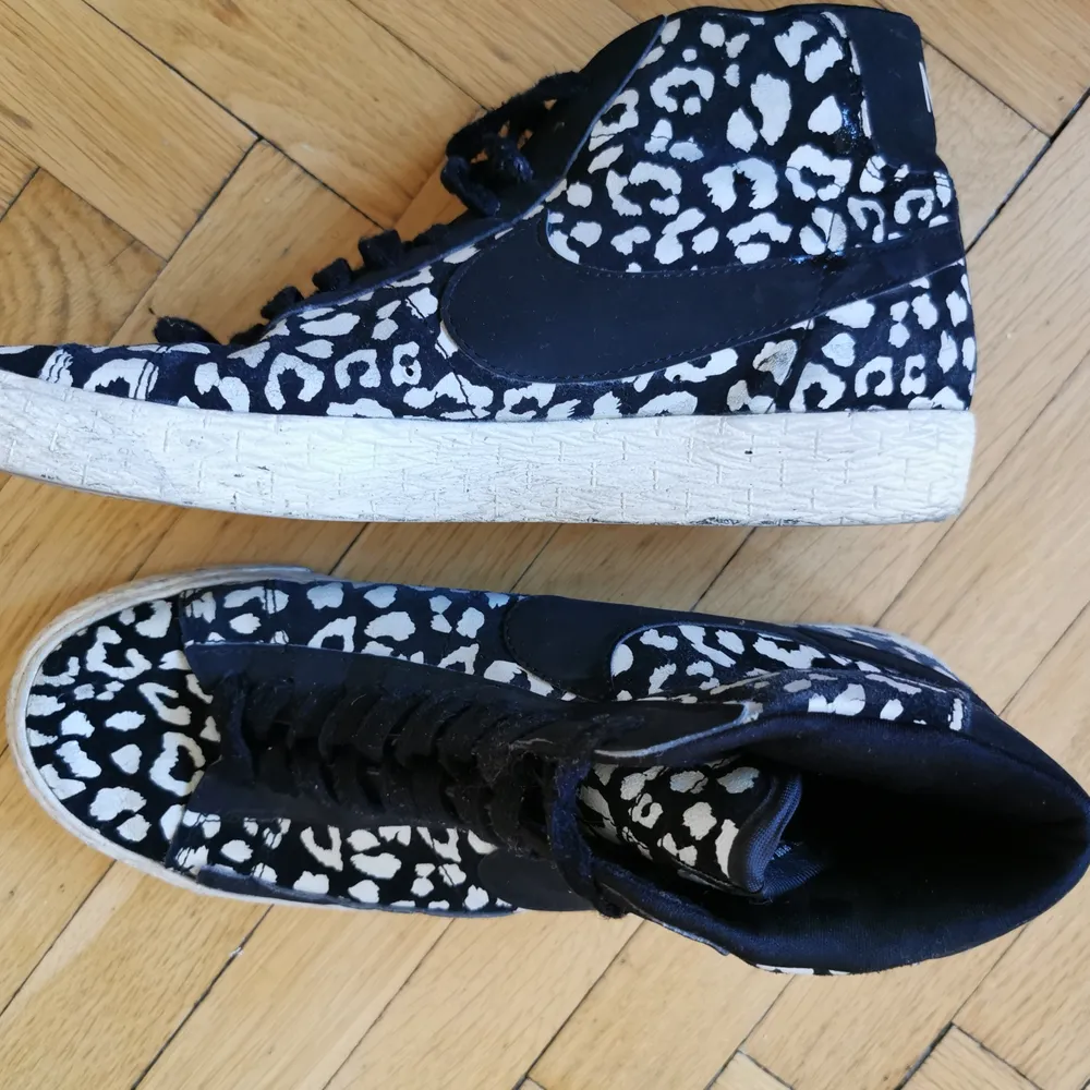 Nike-Sneakers med svart/vitt leopard-mönster och svart Nike-logga. 🦓✅🦓. Storlek 39. Fint skick.. Skor.