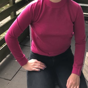 &other stories rosaglittrig topp - Fin rosaglittrig tröja från &Other stories! Knappt använd så i väldigt gott skick. Köparen står för frakt 