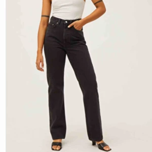  - Svart row jeans från Weekday. Tightare upptill och rak ben. Storlek 26/32, jag är 175cm och de går precis ovan marken för mig. Säljs pga för små. Endast använda ett fåtal gånger. Nypris 500kr, mitt pris 350kr.