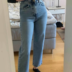  - Ljusblåa jeans från Zara! Storlek 34 och är väldigt högmidjade 💕 Jeansen är aldrig använda så de är som nya, alltså i väldigt bra skick! Fraktar endast