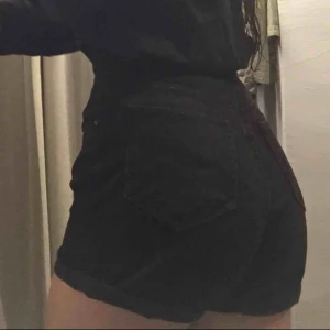 Svarta jeans shorts - Skitsnygga momjeans shorts från Zara! Helt i nyskick, då dom är för stora för min smak. Går att ha uppvikta eller nere.