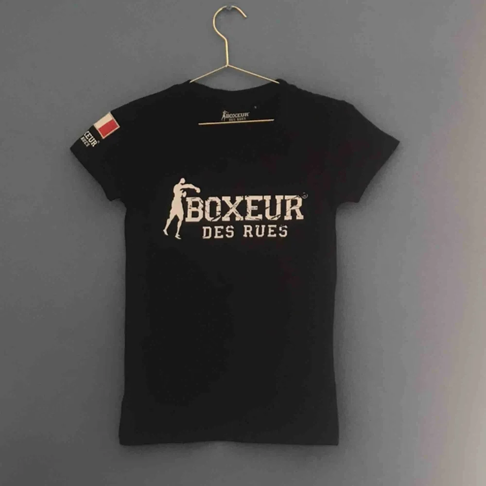 Oanvänd tröja från Boxeur des rues. T-shirts.