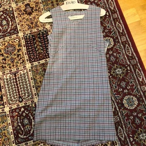  - Superfin klänning i tunt stretchigare material! Perfekt att ha över en skjorta/blus/tröja eller för sig själv! Den slutar innan knäna på mig som är 169 cm lång :)