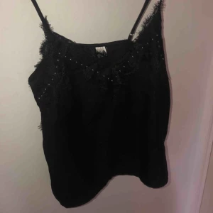  - Linne från H&M med fina spetsdetaljer. Linnet är i silke och knappt använd. Frakt tillkommer