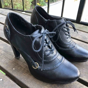  - Svarta klackar med snörning och dragkedja på sidan. Kan mötas upp i Västerås eller Uppsala✌🏼🧡