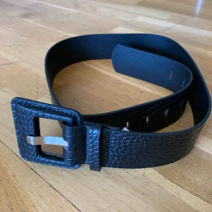  - FLYTTRENSNING!!  2 för 3 på allt fram t.o.m. sista maj. Frakt betalas av köparen.   Lite mattare och uppfattas inte blåaktig i verkligheten. Ca 38-93 cm från spänne till hål. Helt ny och aldrig använd då den är för stor i midjan för mig.