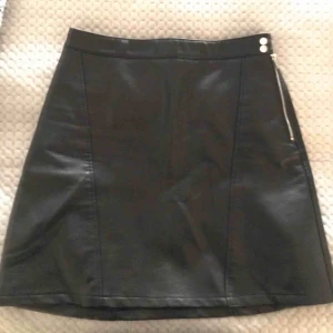  - Skinnkjol från Zara i storlek S. Bra skick