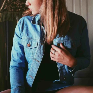  - Jeansjacka från monki frakt ingår i priset!