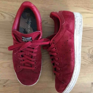  - Stan Smith skor i mocka, välanvända men ska rengöra de lite innan de säljs fräscha! Har lite slitage på tyget, fläckar, kan skicka bild om de önskas. Säljs billigt pga skicket men kan gå ner i pris vid snabb affär och köparens står för frakt