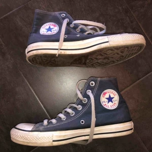  - Fina äkta converse som jag vuxit ur. Har liten slitning vid märken där färgen slitits ut lite som syns på bilden.