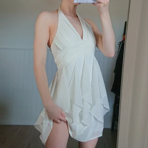 Vit klänning strl 34 - Superfin vit klänning med knytning runt halsen och öppen rygg! Storlek 34/XS. Säljer då den inte används. 100 kr, köpare står för frakt 💌