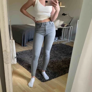  - Gråa jeans från Zara, väldigt mjuka och sköna. Slitningar längst ner vid fötterna. Frakt tillkommer