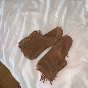  - Snygga skor ifrån Minnetonkas använda ett fåtal gånger. Material: mocka Nypris: 1400kr