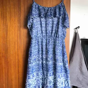 Somrig klänning med ett superfint mönster i blått och vitt!! Klänningen är använd 1 gång, alltså som ny😊 Reglerbara axelband!💙💙💙