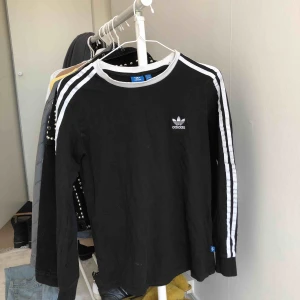  - Knappt använd långärmad tröja från Adidas, passar 36/38 