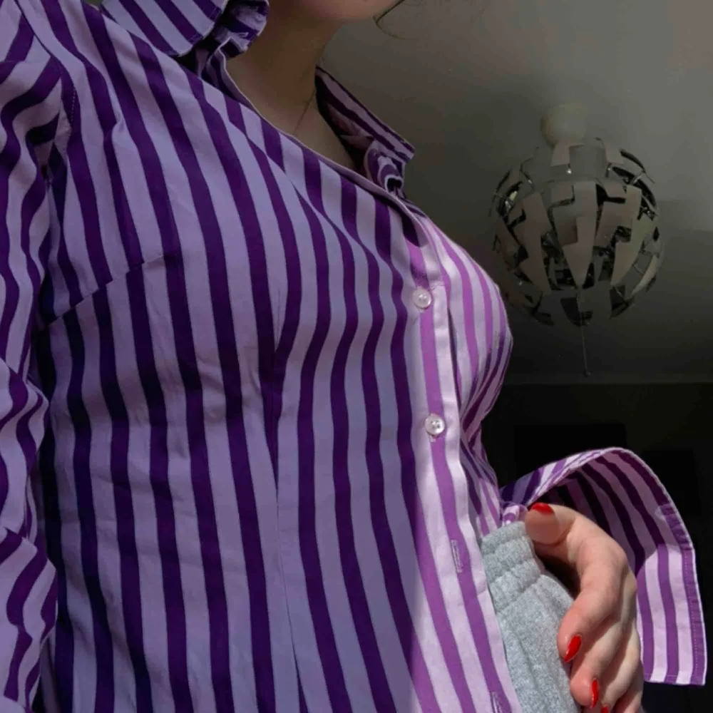 Fitted purple collar shirt ! Very slimming . Hawes and Curtis brand in the UK( tailored ) bought for 1000 kr selling for 250 kr . Meet in Stockholm or pay for shipping <3. Kostymer.