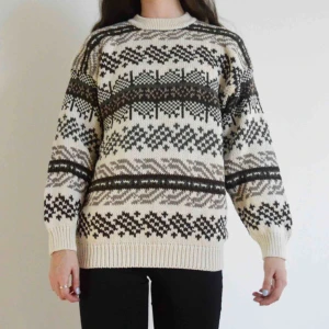 Stickad mönstrad tröja  - Mönstrad stickad tröja i 100% bomull. Tröjan är i märket L.O.G.G. och storlek M. Den värmer gott och är väldigt skön! Skriv till mig om du har några frågor eller vill se fler bilder😄 Fraktkostnad tillkommer! 