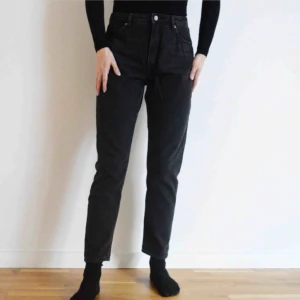 Svarta jeans  - Svarta jeans från Monki som är nästan helt oanvända. De är i storlek W29, lite vida i benen och ganska högmidjade. Skriv till mig om du har några frågor eller vill se fler bilder👖Fraktkostnad tillkommer! 