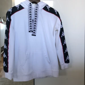 Hoodie, Kappa - Vit hoodie med lite röda och blåa detaljer. Cool och sportig! Storlek XS, men skulle passa en S, även M.