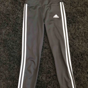  - Svarta adidas thights som funkar till träning och vardags. Säljs pga dom är försmå. Sparsamt använda och i jättefint skick. Är för barn mellan åldern 11-12 år