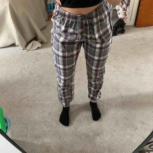 Mjukisbyxor - Mjukis byxor från Cubus. Använda. Är 160 cm lång men hade passat längre personer. Köpare står för frakt om den ej kan mötas upp. BUDA