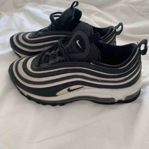  - Asfeta Nike airmax 97 limited edition i storlek 37,5, passar de flesta i storleken. Väl använda men otroligt bra skick. Nypris 1900. Frakt tillkommer 💕