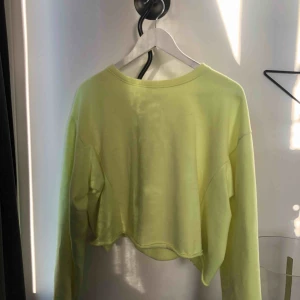  - Superfin croppad tröja från zara i neongul färg. Knappt använd.