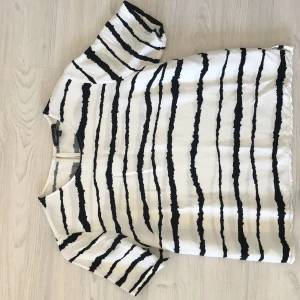 Zoul blus, storlek 34 - Det är en zebramönstrad blus från Zoul. Storlek 34, 100% viskos. Jag har den för 1år nu, but it’s time to move on. Det är fortfarande i gott skick, perfekt för kommande sommaren 😊😊😊 