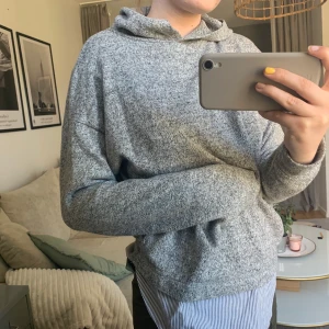 Mysig tröja från Zara  - Mysig tröja från Zara, är från barnavdelningen men passar xs-medium beroende på hur stor man vill ha den 🥺🤩💓 