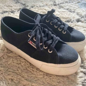 Superga platform marinblå - Marinblå Superga platformskor, knappt använda ☀️   Möter upp i centrala Stockholm eller köpare står för frakt. 