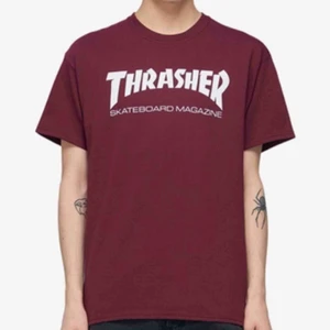  - En vinröd thrasher T-shirt som är köpt på Junkyard för 449kr. Fint skick. Kan frakta eller mötas upp. 