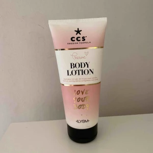  - Bodylotion, endast öppnad men säljer pga att jag inte tål doften. Luktar jordgubb och vanilj.