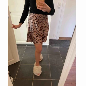  - Väldigt fin satin-kjol, från Chiquelle.  Har aldrig kommit till användning, så tänker att någon annan får nyttja den istället 🤍🤍  Storlek: S 