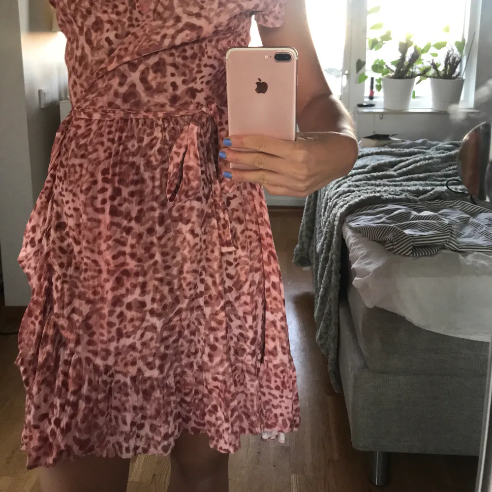 Supersöt klänning i rosa leopard. Svårt att göra den rättvis på bild så skriv till mig för fler bilder! Skulle säga att den funkar för M,  S och XS. Nypris ca 1800 kr. Klänningar.