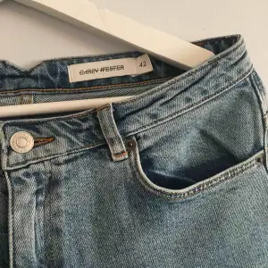 Somriga jeans från Carin Wester. Kort modell. Sparsamt använda, säljer pga fel storlek. Är ett veck i knät, ingen fläck (äger dessvärre inget strykjärn :))