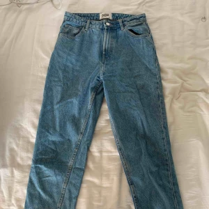  - Nästan oanvända jeans från Zara i blå jeansfärg. Sköna och snygga