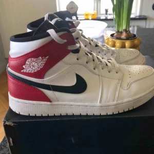  - Tja! Säljer mina jordans mid, köpta i Paris förra året i augusti. Inte jätte använda men skulle sätta cond på 7/10 OG box finns. Skickar dubbelboxat på din bekostnad eller meetup i Växjö. Sätter bin på 1200 och bud från 500