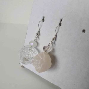  - Fina örhängen! 🤩🥳 OBS! Vi kan ej garantera vilket material smycket är gjort i. Frakt ingår inte i priset. ✨