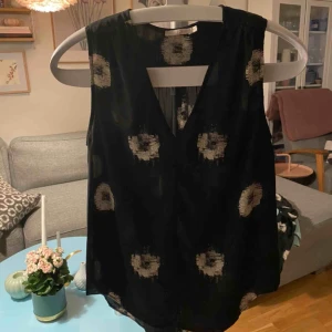  - Väldigt fin skick. 100% silke.  