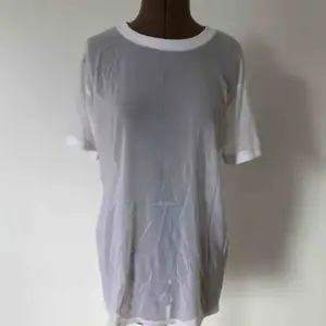 Supercool vit tröja/klänning i mesh-tyg. Bra skick, några slitningar på framsidan (se bild 2), men det är inget som stör.