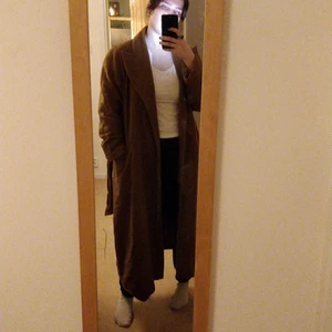 Vintage kappa - Väldigt skön och fin lång kappa. Vintage och mjuk. Använt ett par gånger. Tror viss procent kashmir. Stängs med skärp. Varm brun färg. Perfekt för höst och tidig vår!