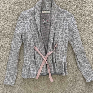  - Säljer min odd molly kofta i storlek xs. Den är i väldigt bra skick. Frakt tillkommer!!!! Kan mötas upp i Hbg.