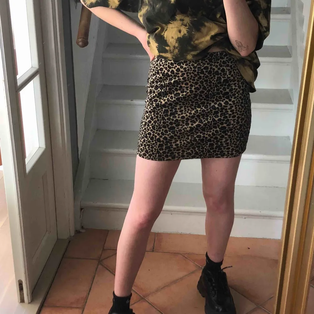 leopard print skirt, i’m 164cm and delivery is not included. Skjortor.