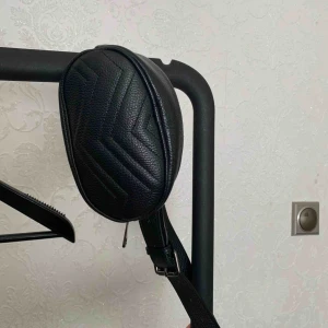  - Bumbag från Chiquelle. Tror nypriset var runt 500. Fin skick lite dammig bara då den har varit oanvänd senaste 2 åren. Väldigt fin. 