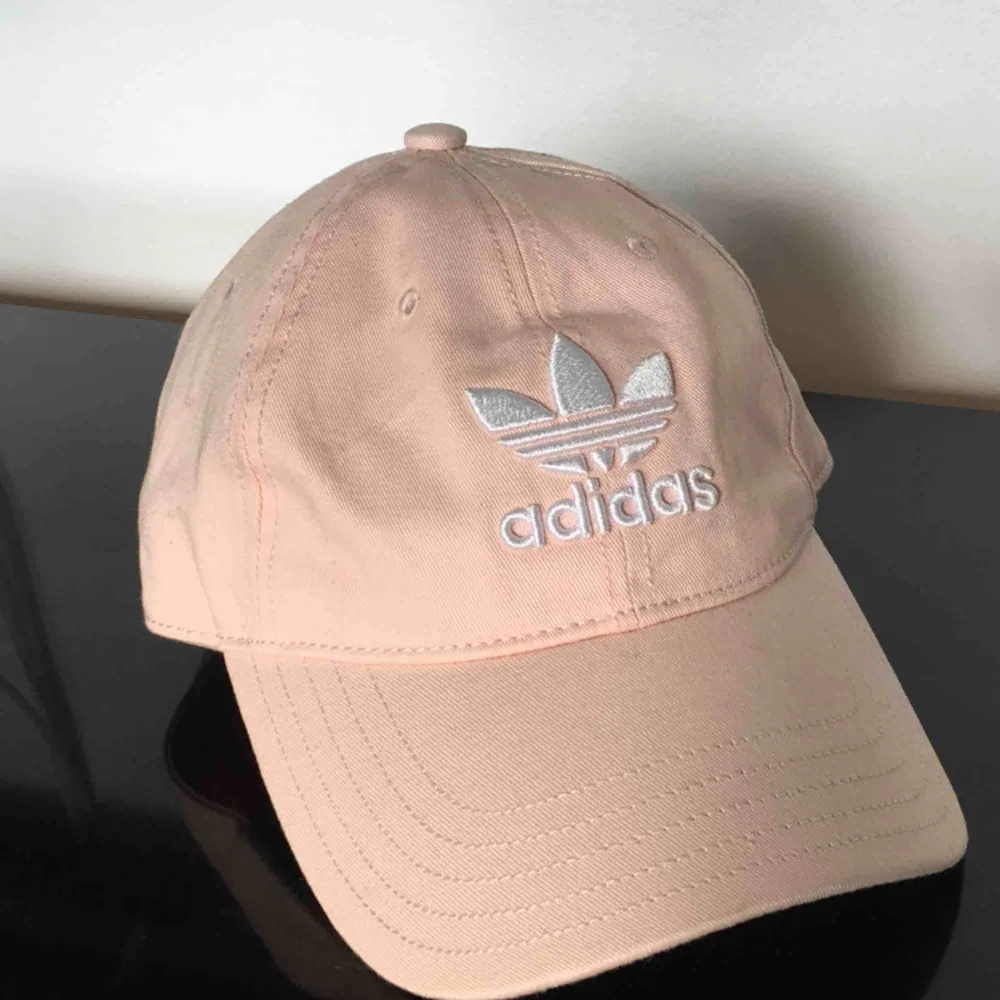 En jättefin ljusrosa adidaskeps som inte kommer till användning, köparen står för frakt💓💓. Accessoarer.