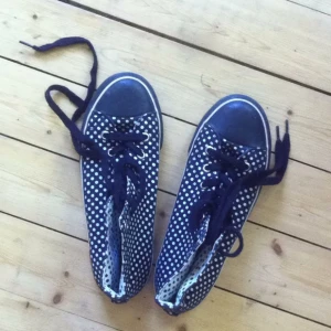  - Fantastiska basketskor, märke underground.